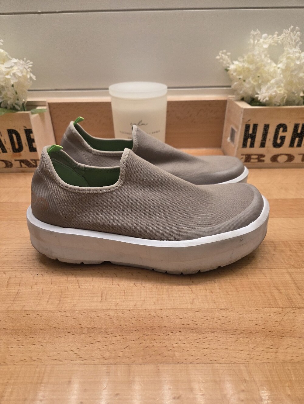 OOFOS Women's OOmg eeZee Low Recovery Shoes Taupe/White Womens Size 8